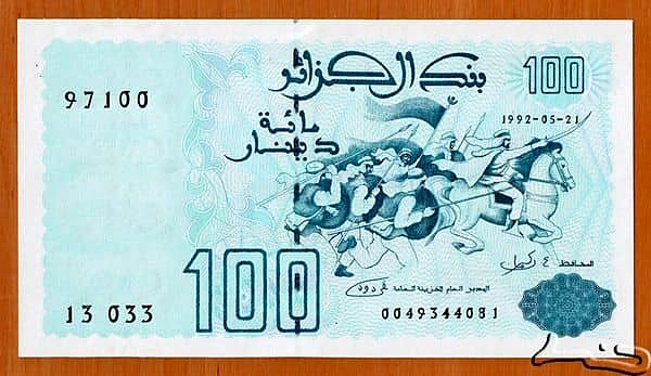 100 Dinars